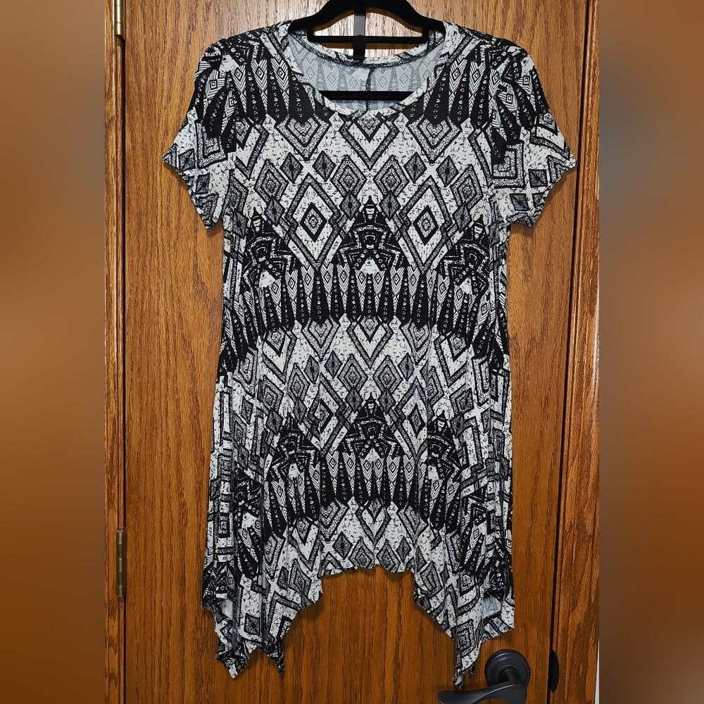 Women's Chelsea & Theodore Black & White Tunic Top, Size M